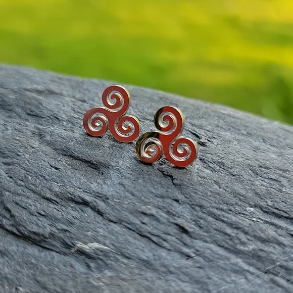 Curlique Stud Earrings, unisex - Picture 5 of 6
